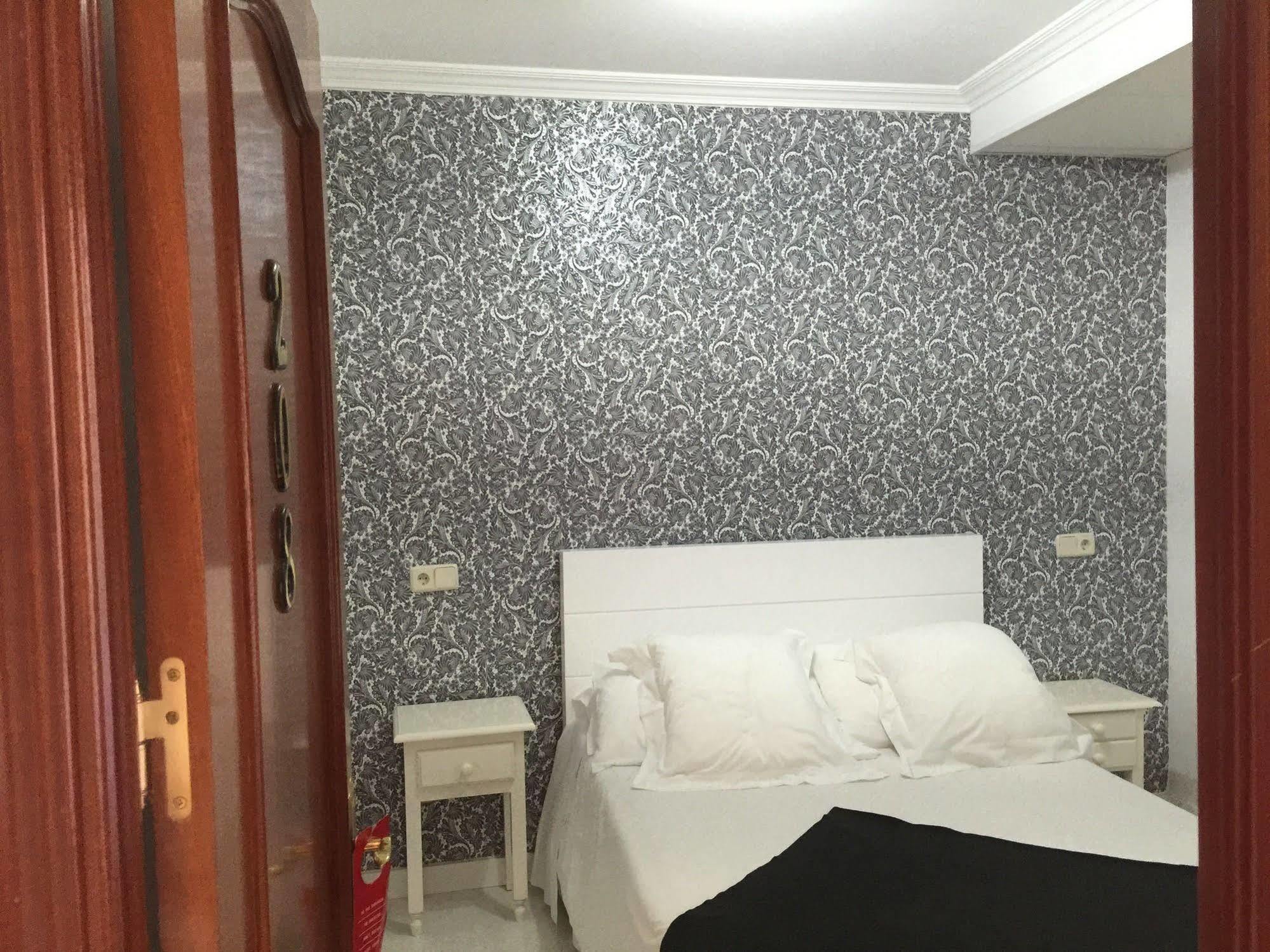 Hostal La Estrella Madrid Exterior photo