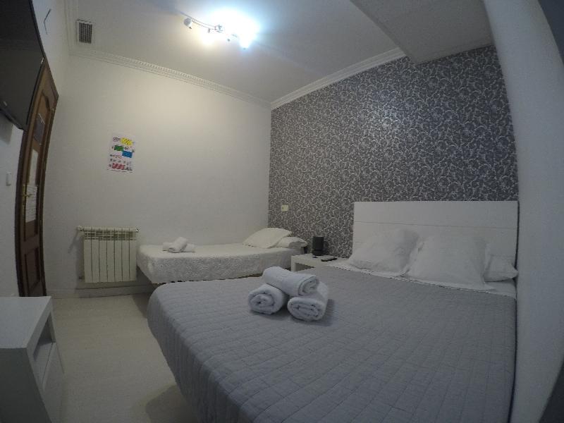 Hostal La Estrella Madrid Exterior photo