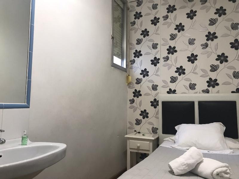 Hostal La Estrella Madrid Exterior photo